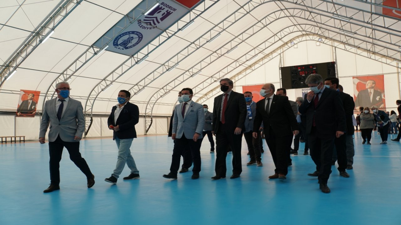 Yalıkavakspor Kadın Hentbol Takımı yeni salonuna kavuştu