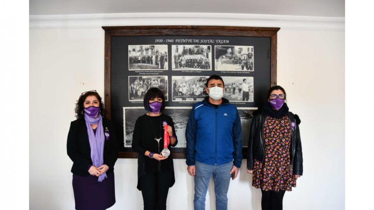 Koşu Madalyası’nı tüm kadınlar adına başkan vekiline takdim etti