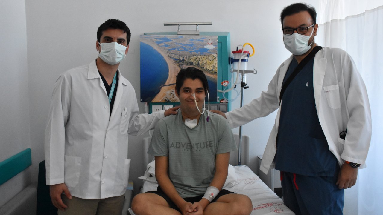 Kanser hastası sağlık çalışanına bacağından alınan dokuyla dil yapıldı