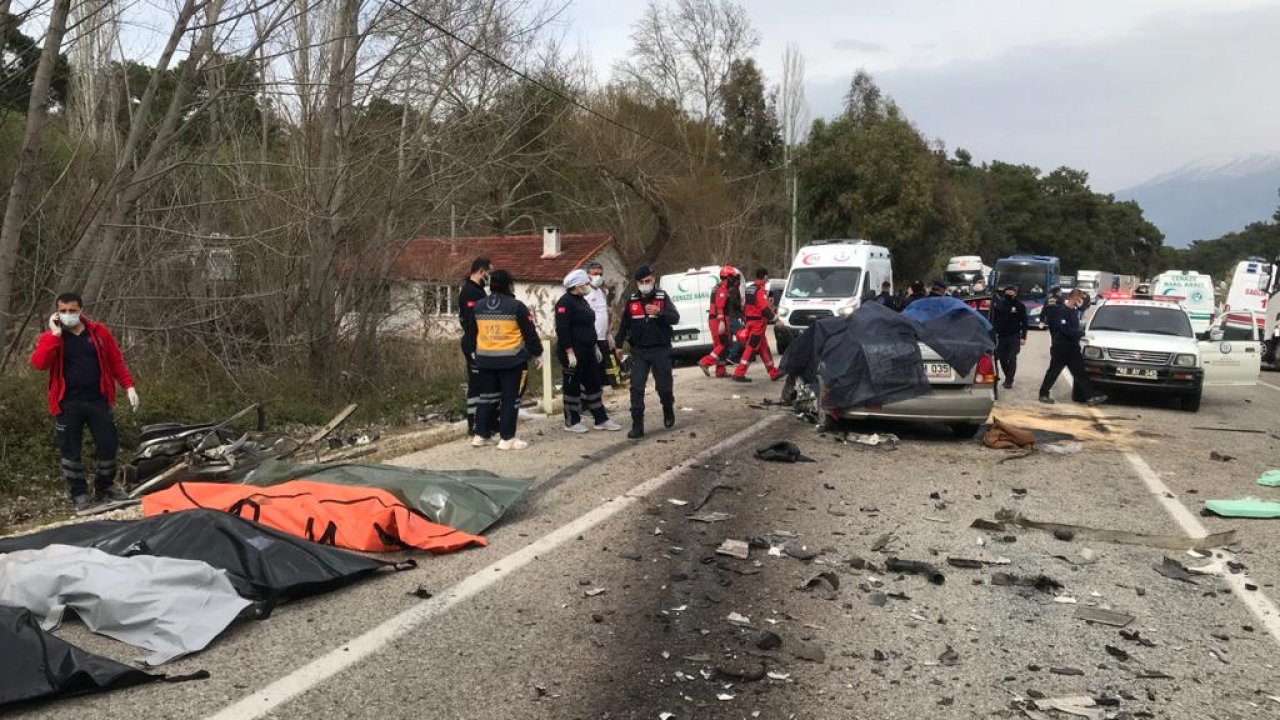 Tırla otomobil çarpıştı: 5 ölü