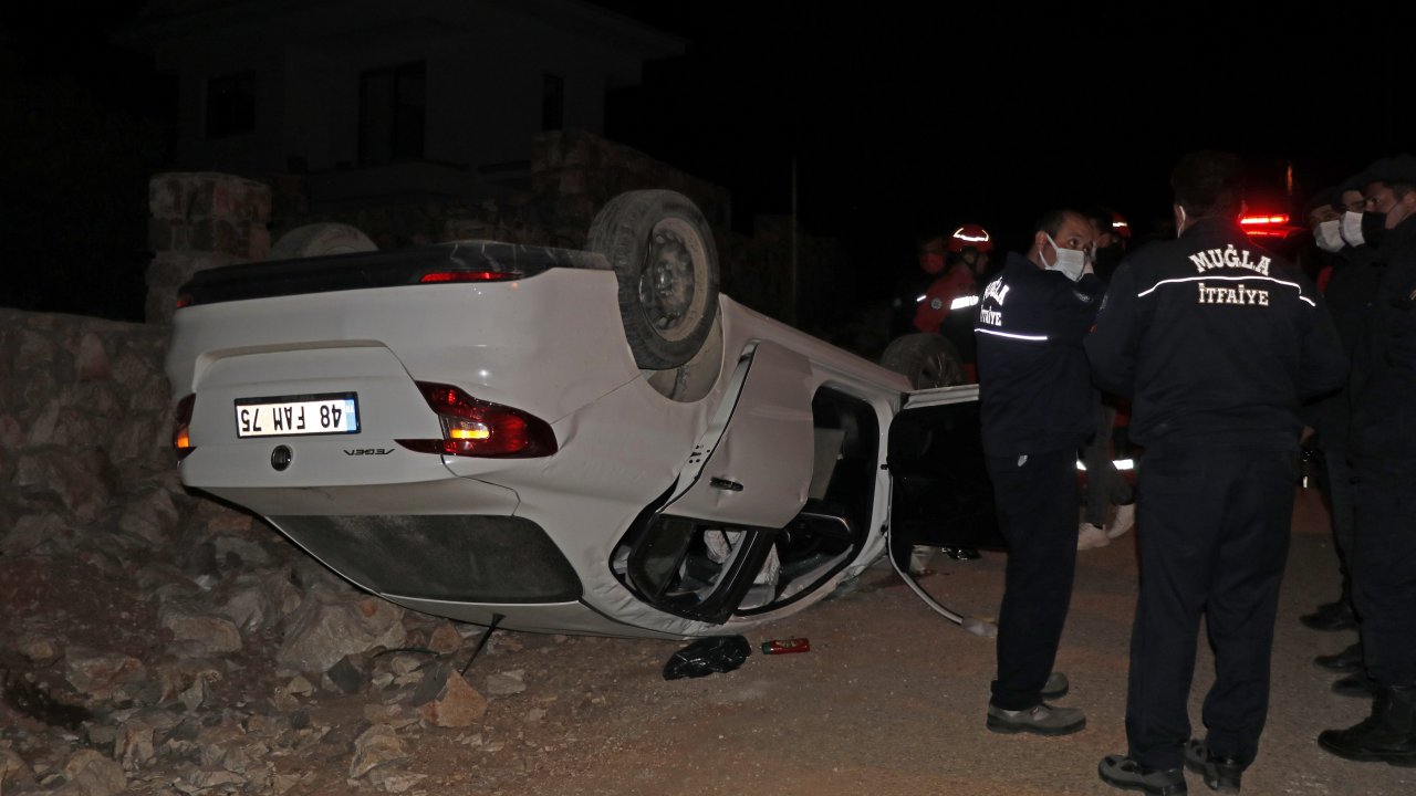 Otomobilde sıkışan sürücüyü itfaiye kurtardı