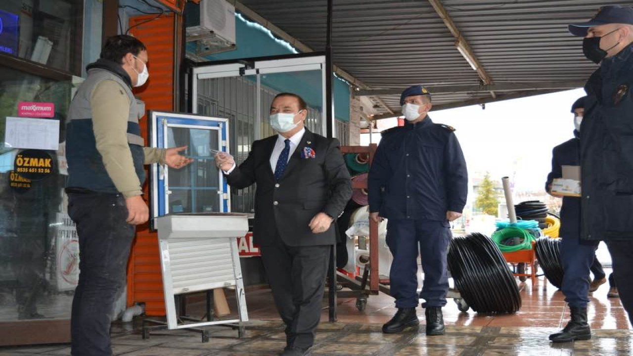 Kaymakam Yıldız maske dağıttı