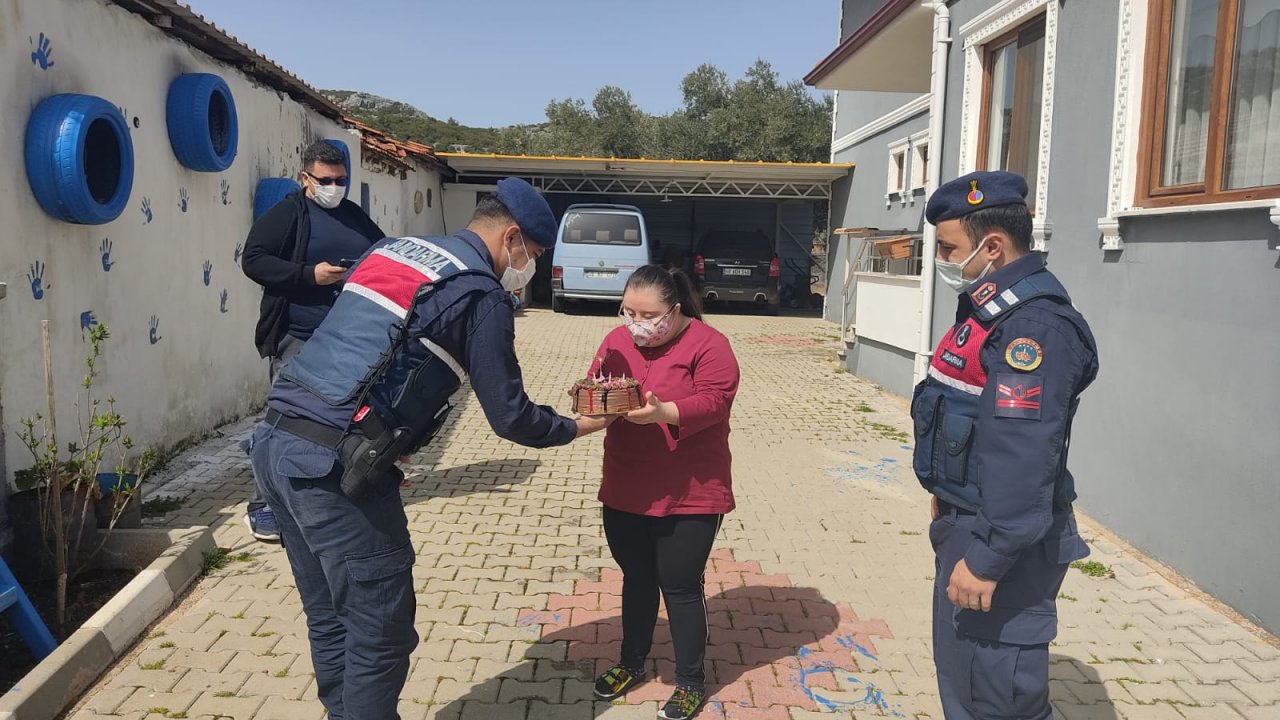 Muğla'da down sendromlu çocukların yüzünü jandarma güldürdü