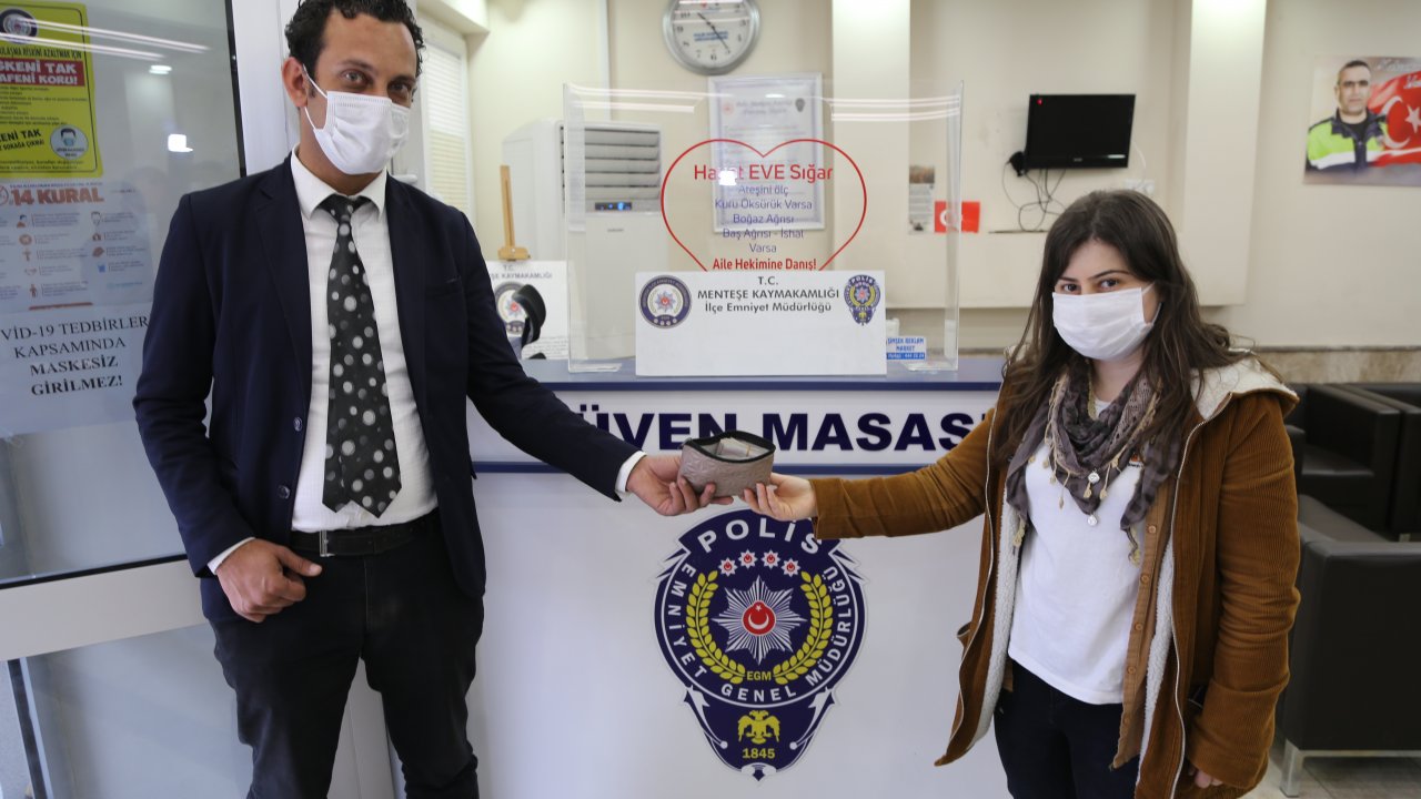 Yolda bulduğu 14 bin 900 lirayı sahibine teslim etti