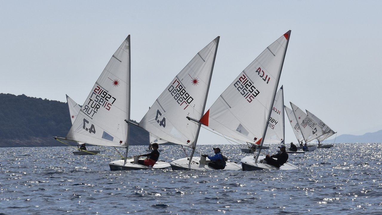 Mavi suları özleyen yelkenciler yarış heyecanı yaşadı