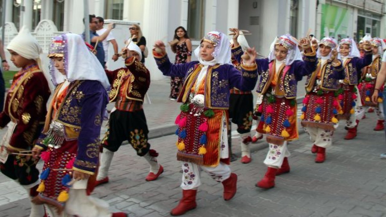 Şampiyona kortej yürüyüşü ile başladı
