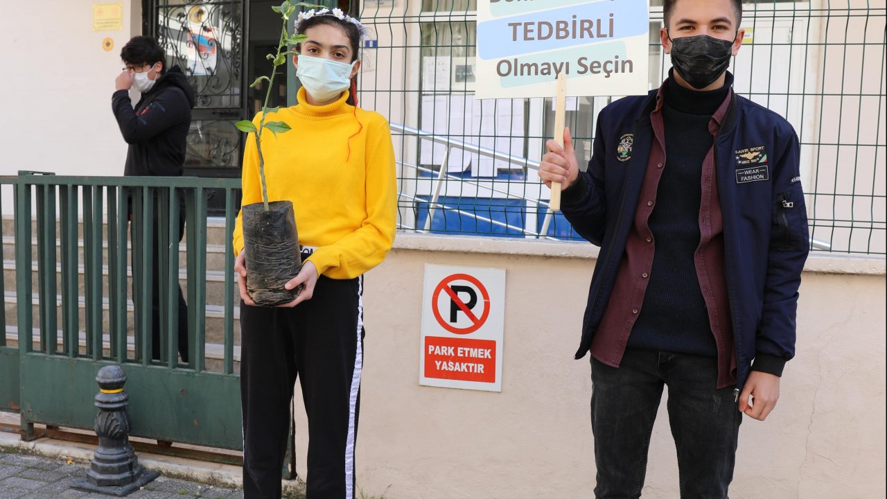 Öğrenciler okullarının sokağına limon fidanları dikti