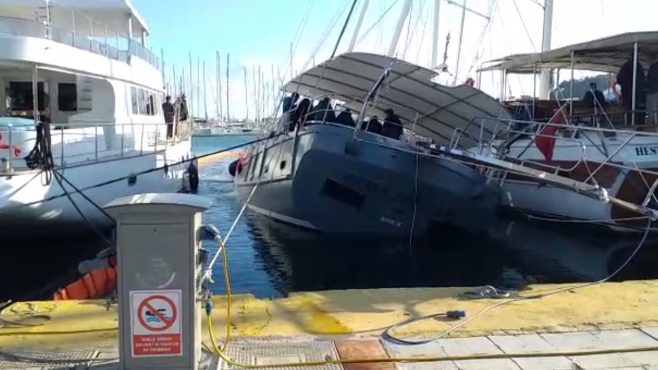 Bodrum'da limanda demirli gulet su alması sonucu yan yattı