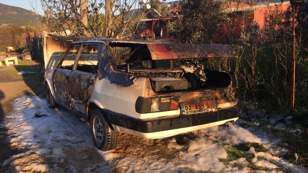 Park halinde yanan araç kullanılamaz hale geldi