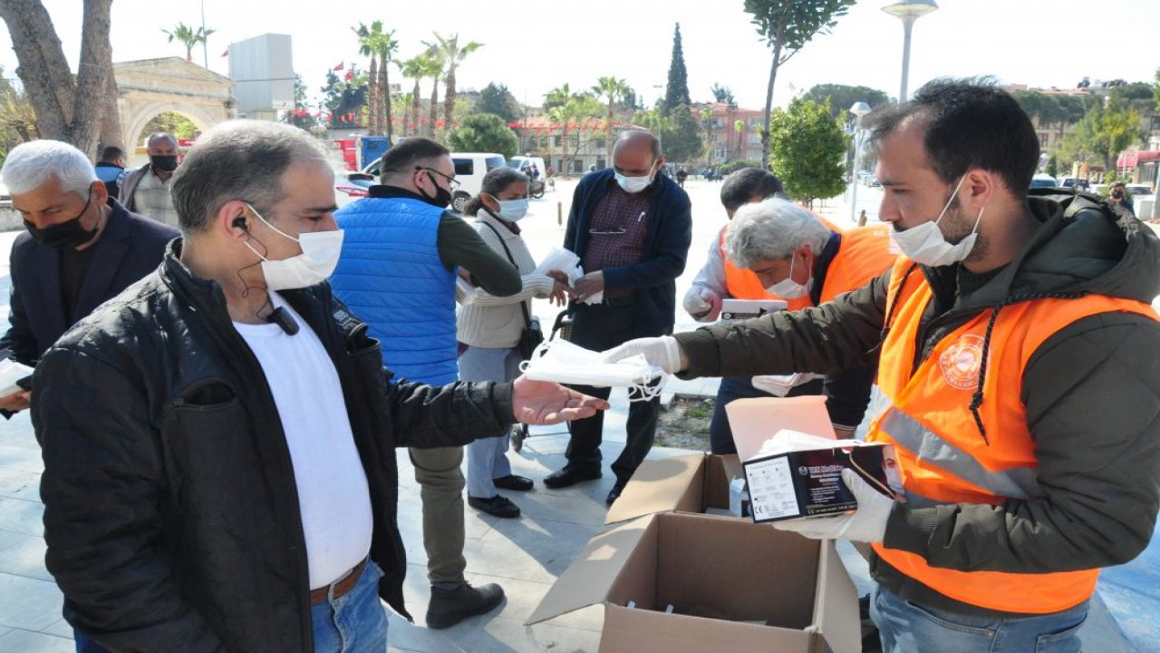 Vatandaşlara maske dağıtıldı