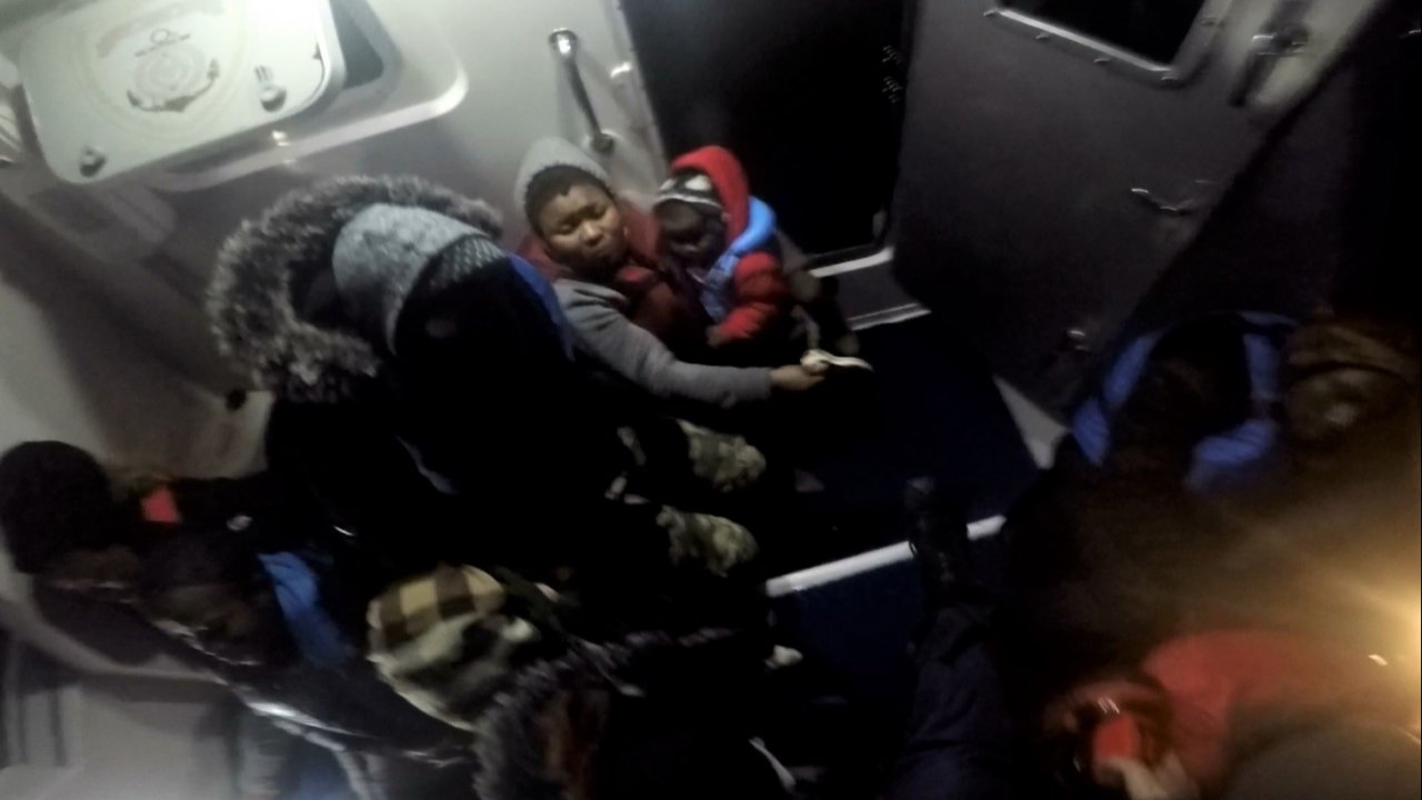 İş yerinin tavanında mahsur kalan kedi yavrusu kurtarıldı