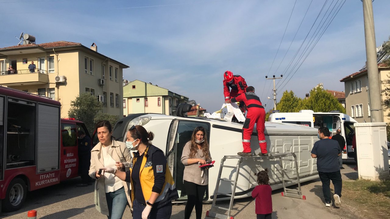 Otomobil ile minibüs çarpıştı: 2 yaralı