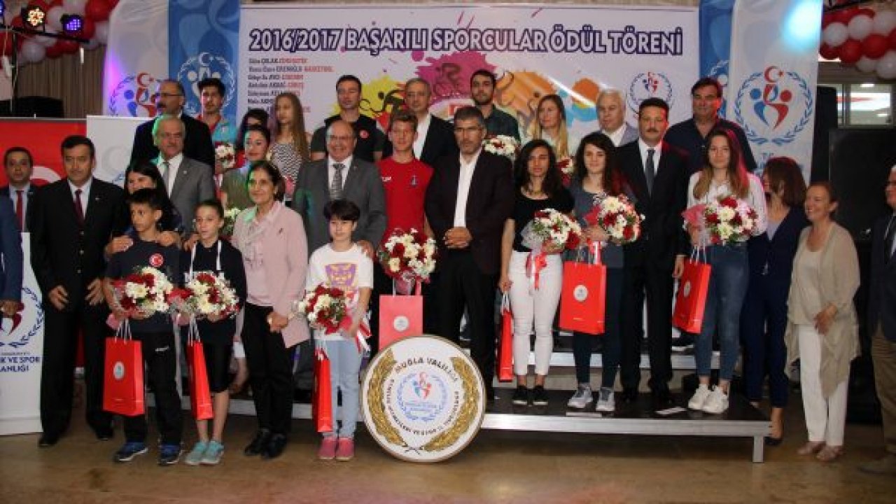 Başarılı sporcular ödüllendirildi