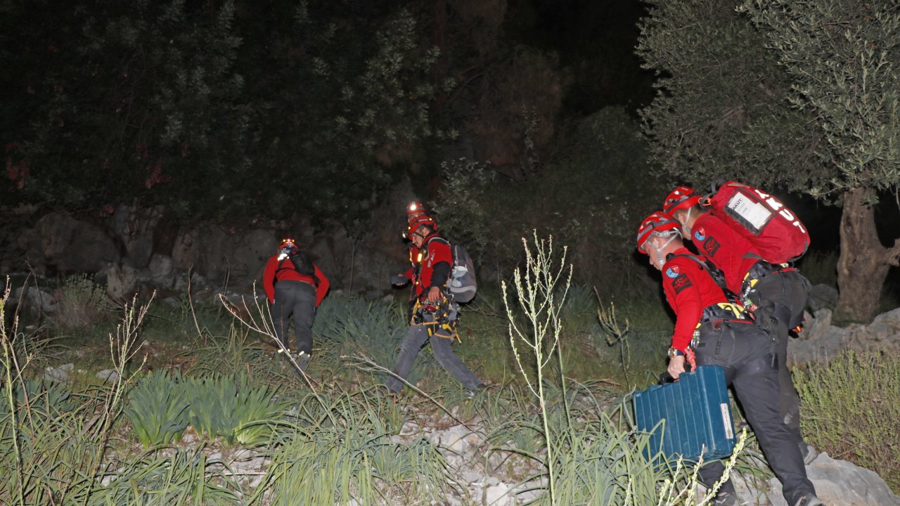 Muğla'da kayalıklardan düşen kişi 4 saatte kurtarıldı