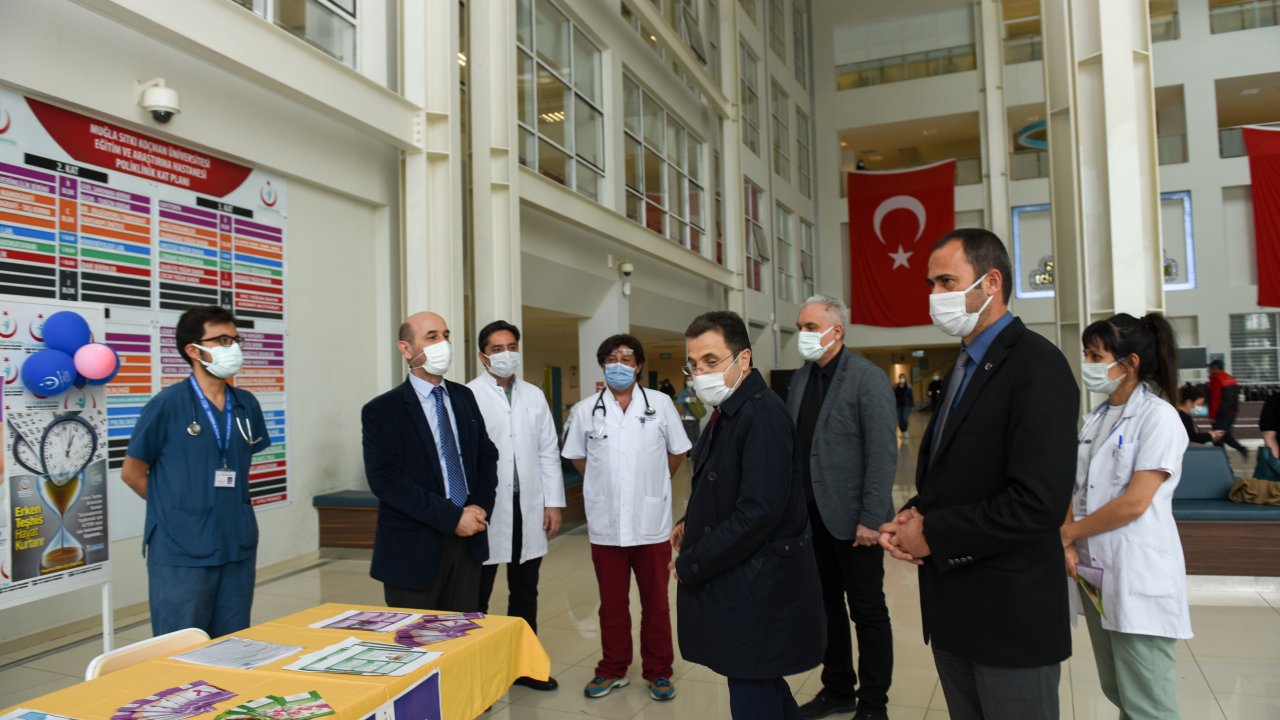 Rektör Çiçek'ten kanserle mücadele farkındalık standına ziyaret