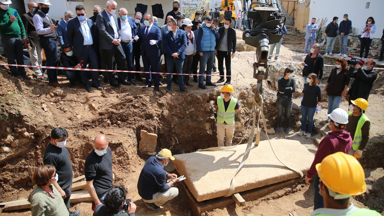 Kültür ve Turizm Bakanı Ersoy, Bodrum'da 2 bin 400 yıllık lahit kapağını açtı