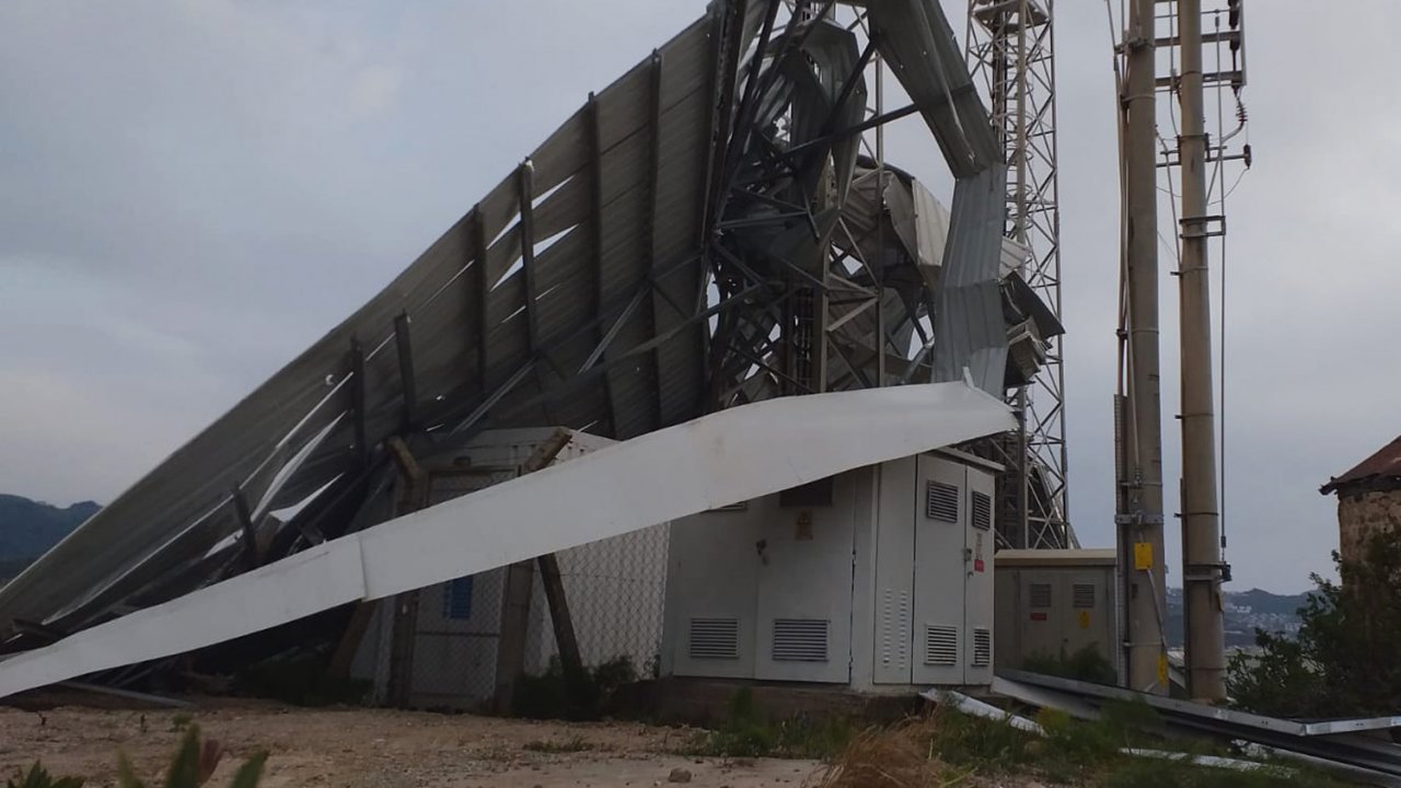 Fırtına otel lojmanının çatısında hasara yol açtı