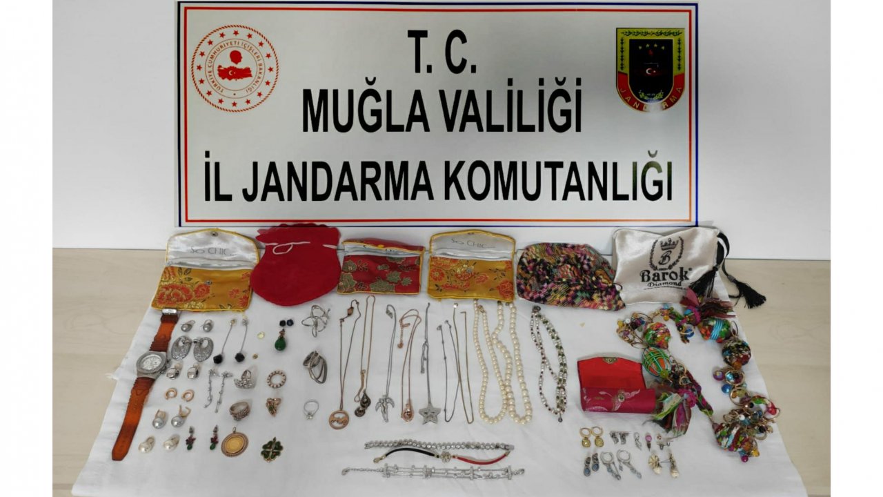 Temizlik için gittiği evi soydu