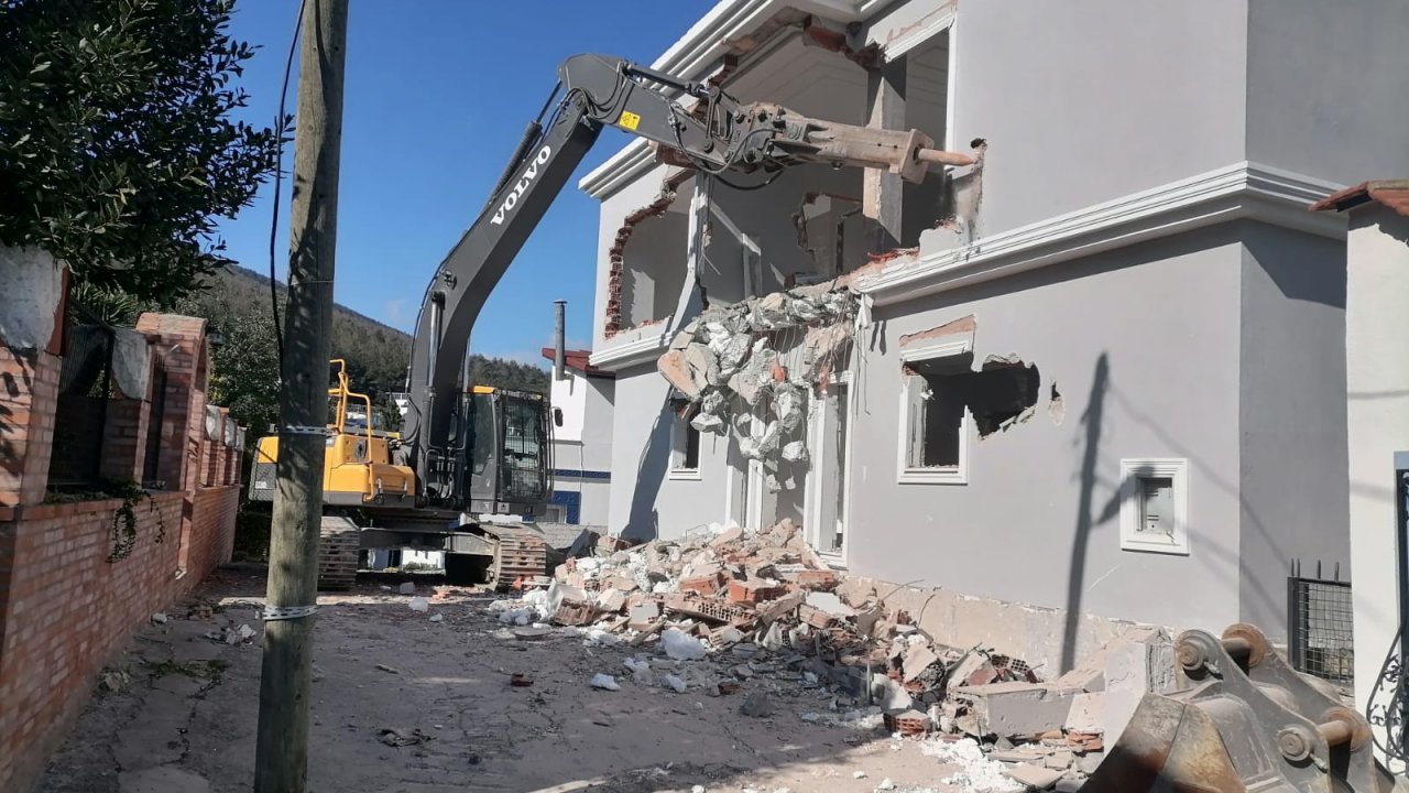 Bodrum'da imara aykırı yapıların yıkımı devam ediyor