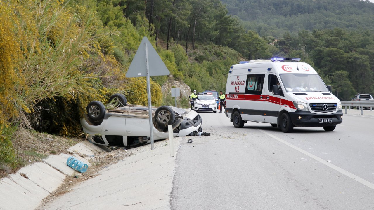 Fethiye'de devrilen otomobilin sürücüsü yaralandı