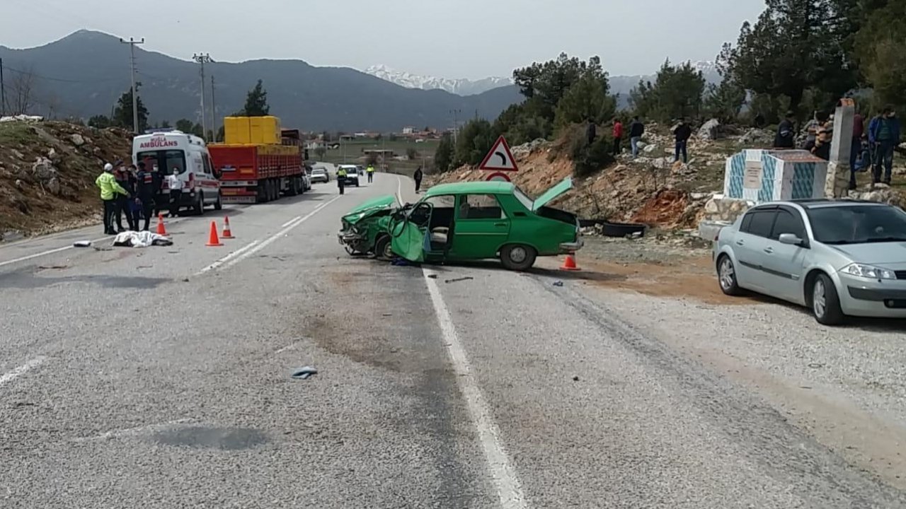 Otomobil ile tır çarpıştı: 2 ölü