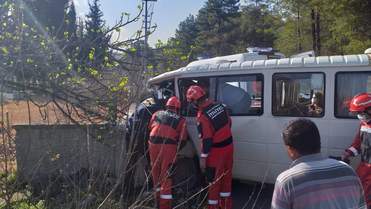 Mezarlık duvarına çarpan minibüste 2 kişi yaralandı