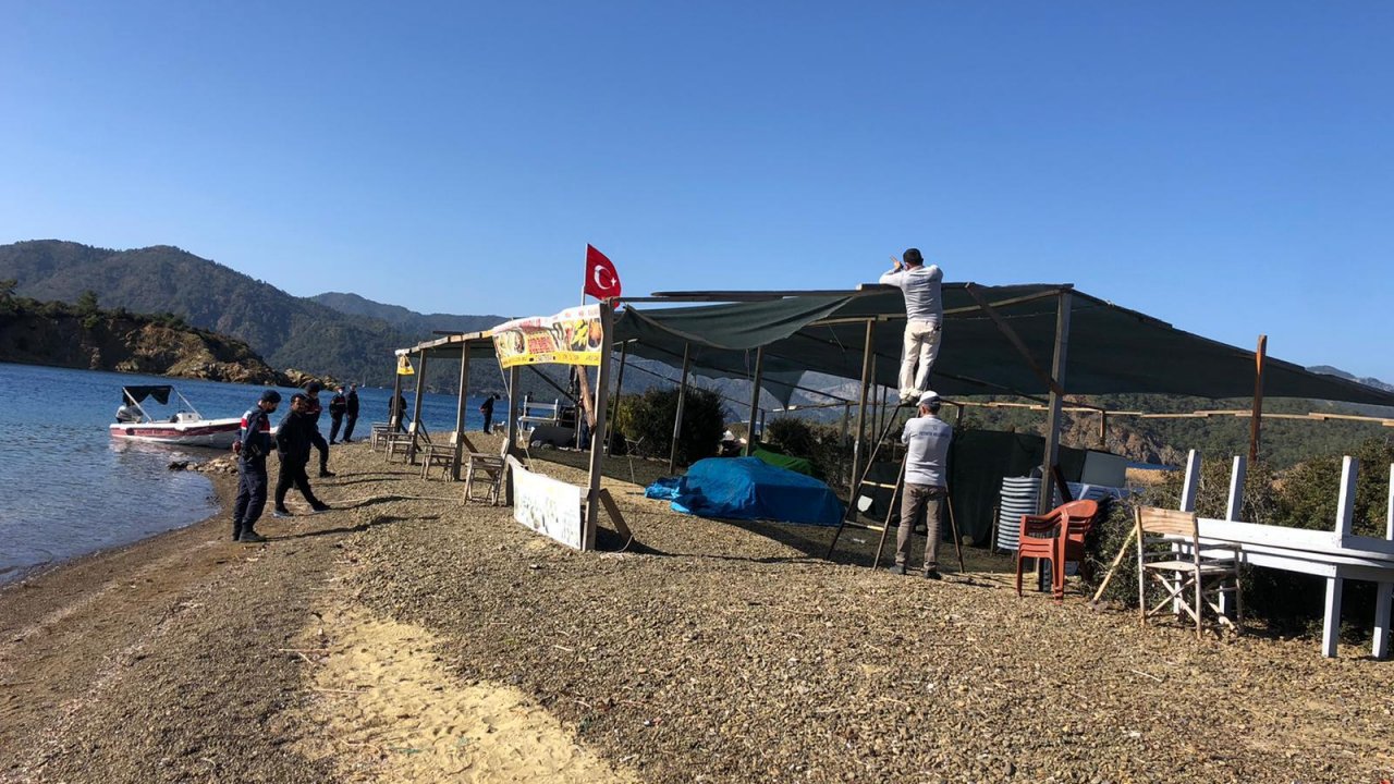 Fethiye'deki Yassıca Ada'da bulunan kaçak yapı yıkıldı