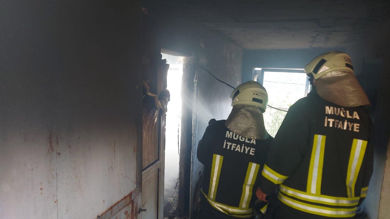 Muğla'da yanan evde mahsur kalan kişi kurtarıldı