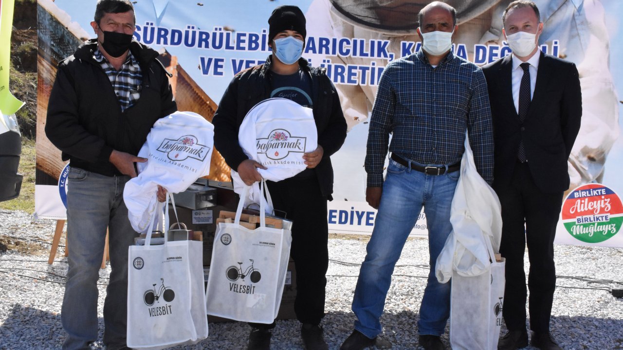 Arıcılık Akademisi'nde eğitim gören arıcılar mezun oldu