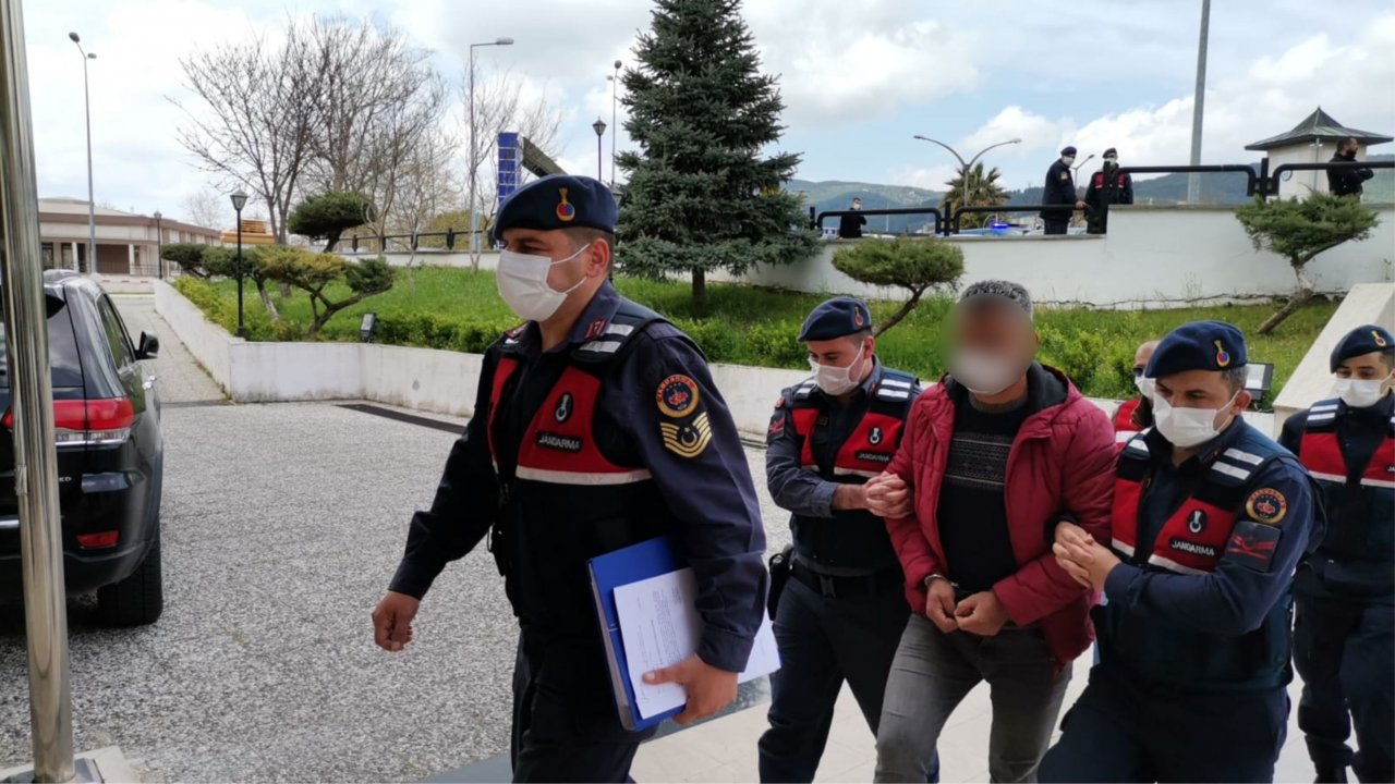 CİNAYET ZANLISI ADLİYEYE ÇIKARILDI