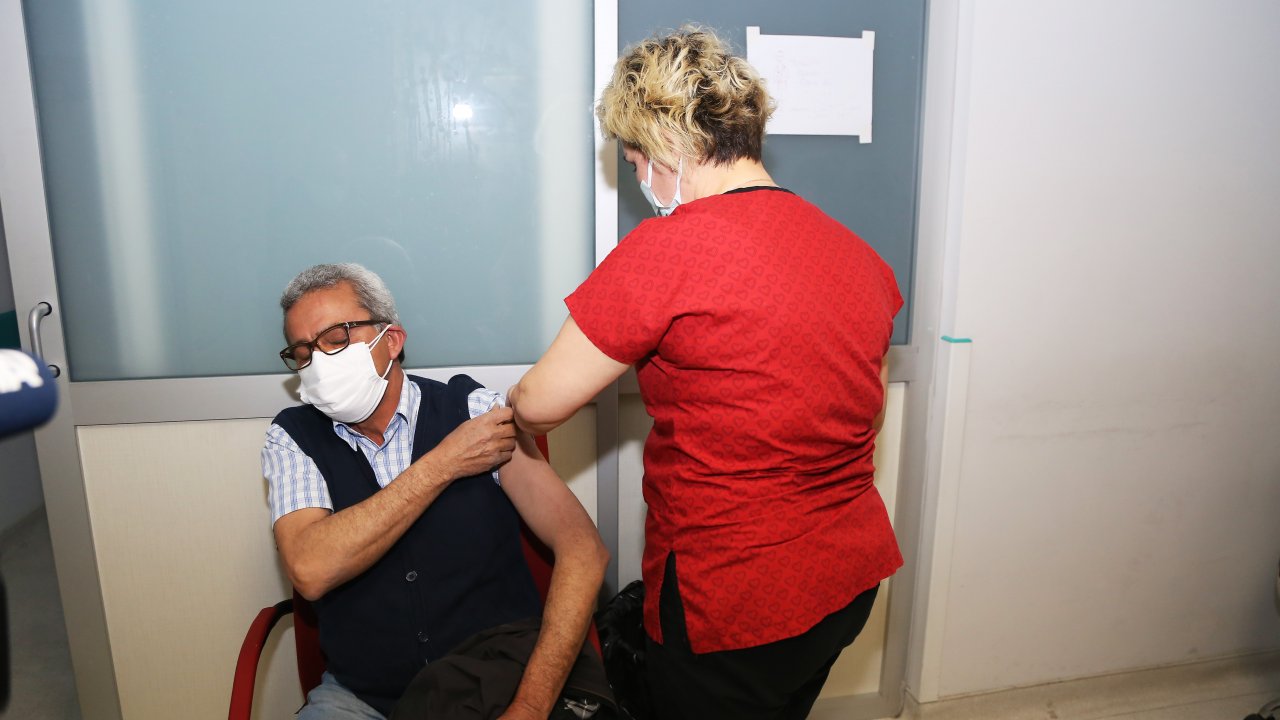 Covid-19 aşılaması iftardan sonra da devam ediyor