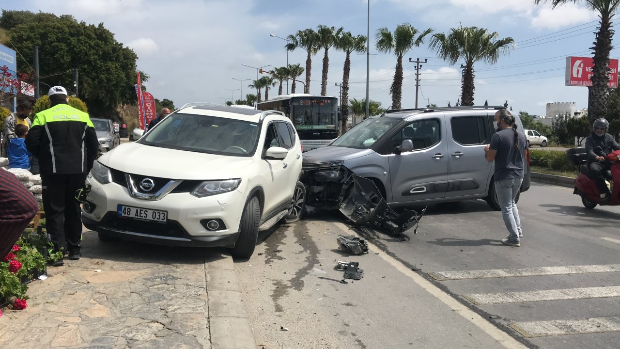 Kaza anı güvenlik kamerasına yansıdı