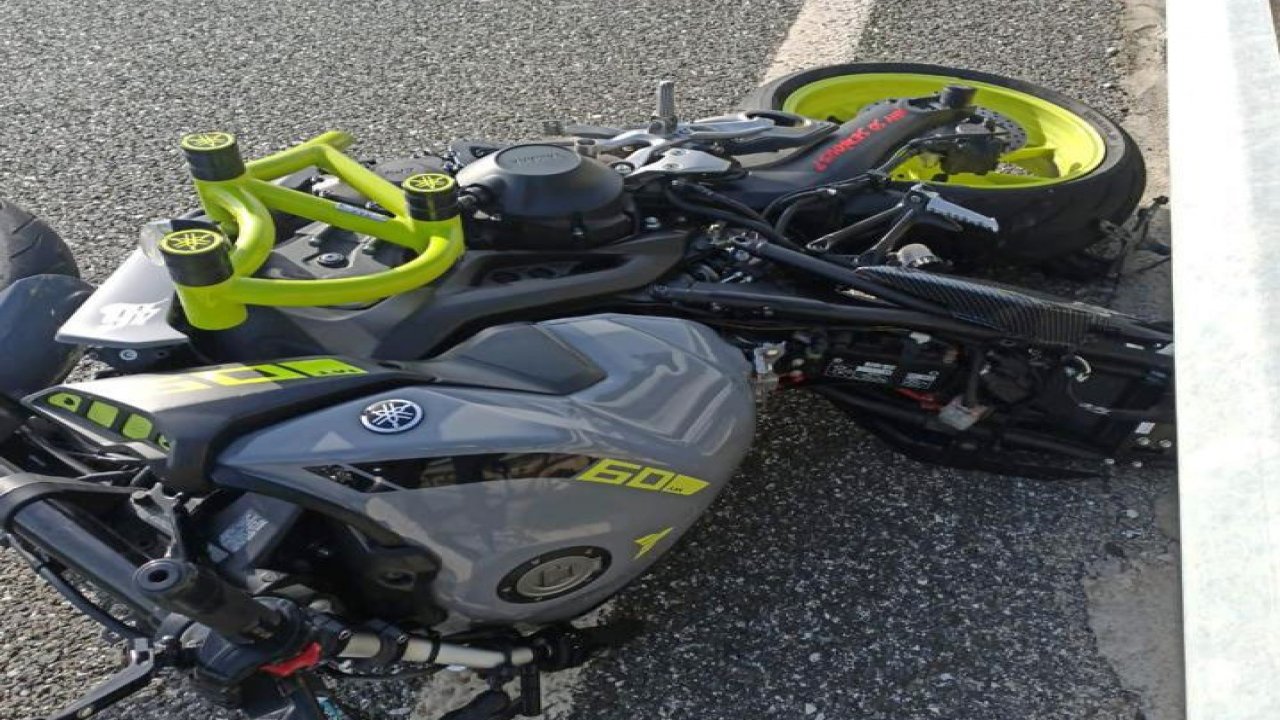 Motosiklet bariyerlere çarptı: 2 ölü