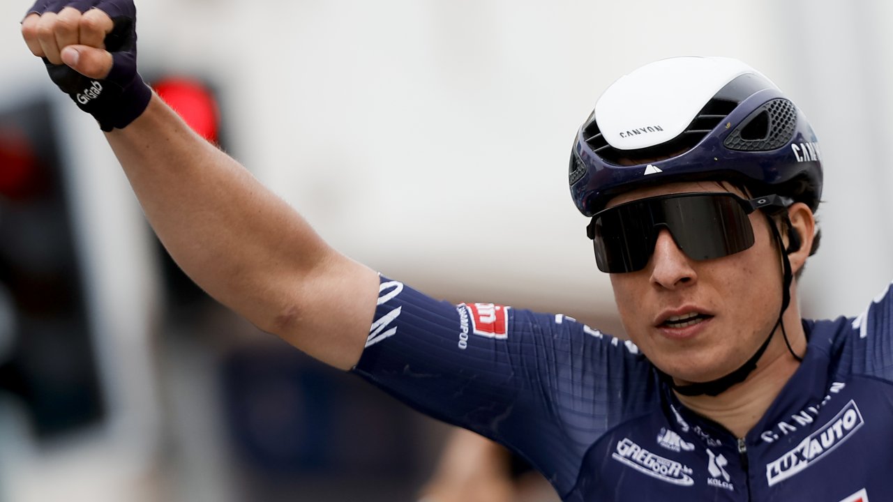 Jasper Philipsen önde tamamladı