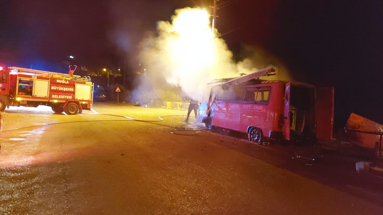 Muğla'da park halindeki minibüs yandı