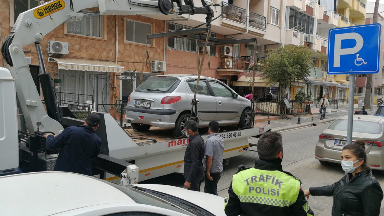 Engelliler için ayrılan alana araç park edenlere para cezası verildi