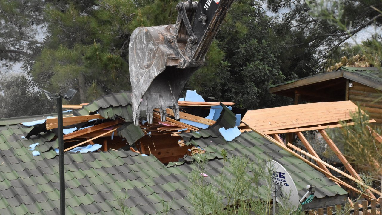 Akbük Koyu'ndaki kaçak yapıların yıkımına devam ediliyor