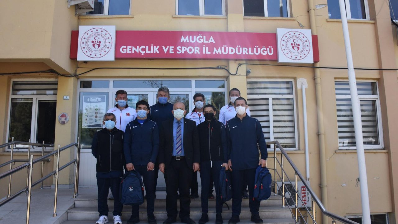 GÜREŞ MİLLİ TAKIM KADROSUNA SEÇİLEN SPORCULAR VE ANTRENÖRLERİNDEN İLMAN’A ZİYARET