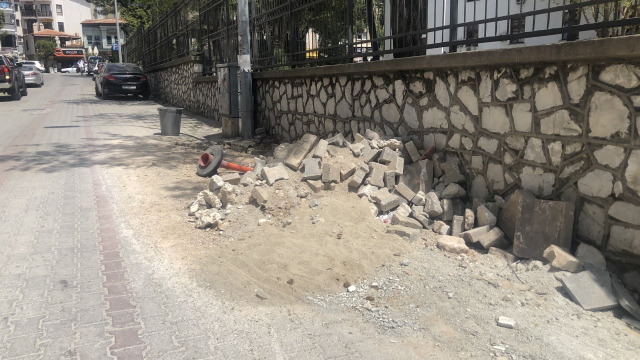 Kazıp gidiyorlar, enkazını sokakta bırakıyorlar