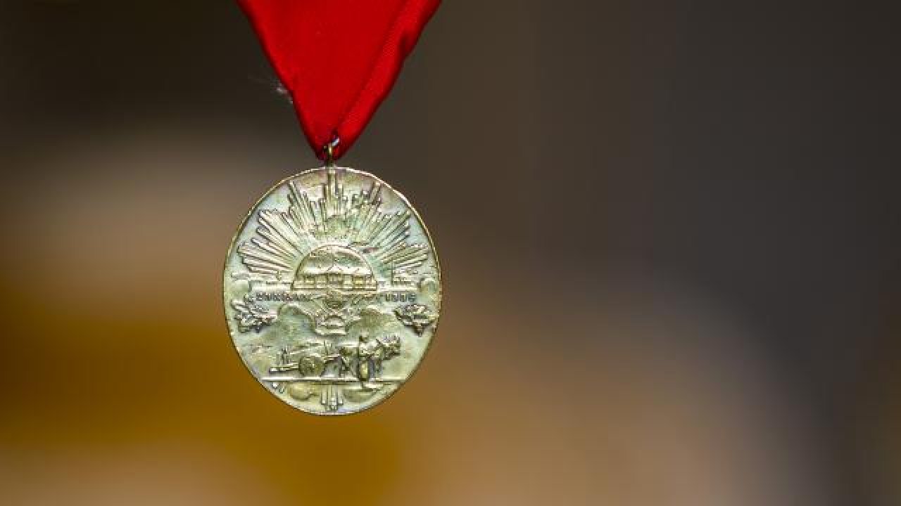 Gazilerin ailesine madalya