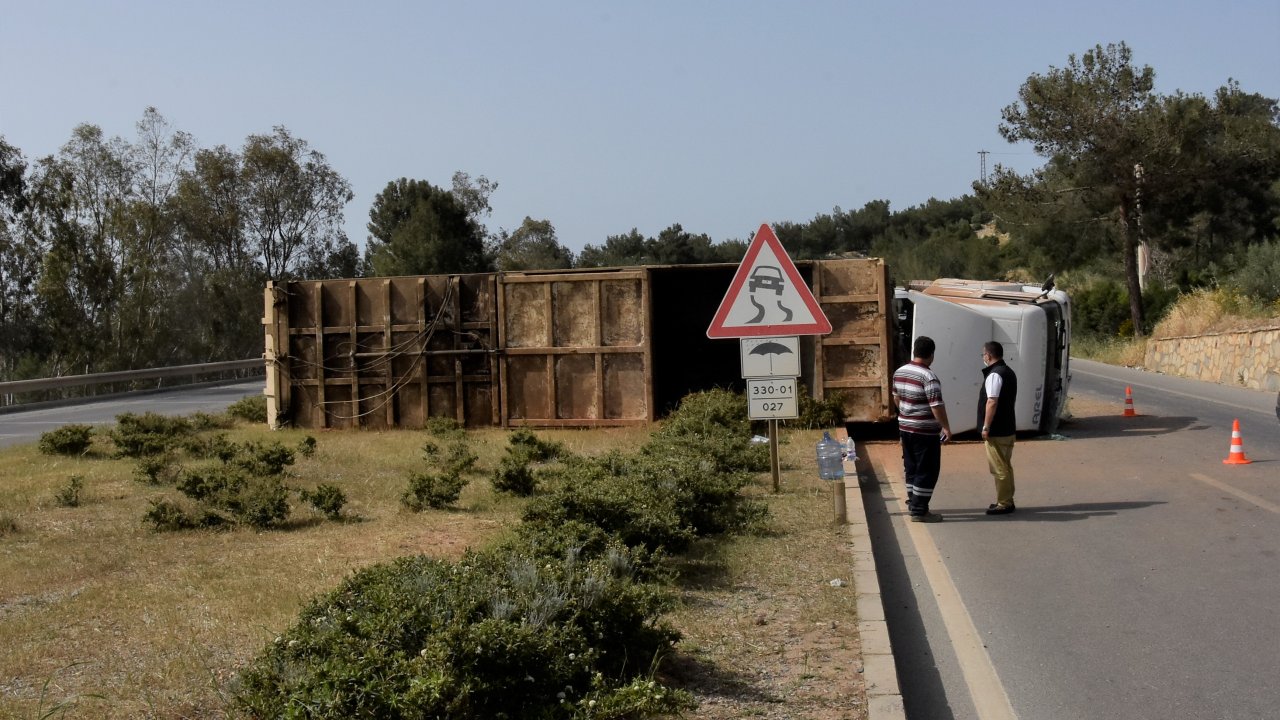 Bodrum'da devrilen tırın sürücüsü yaralandı