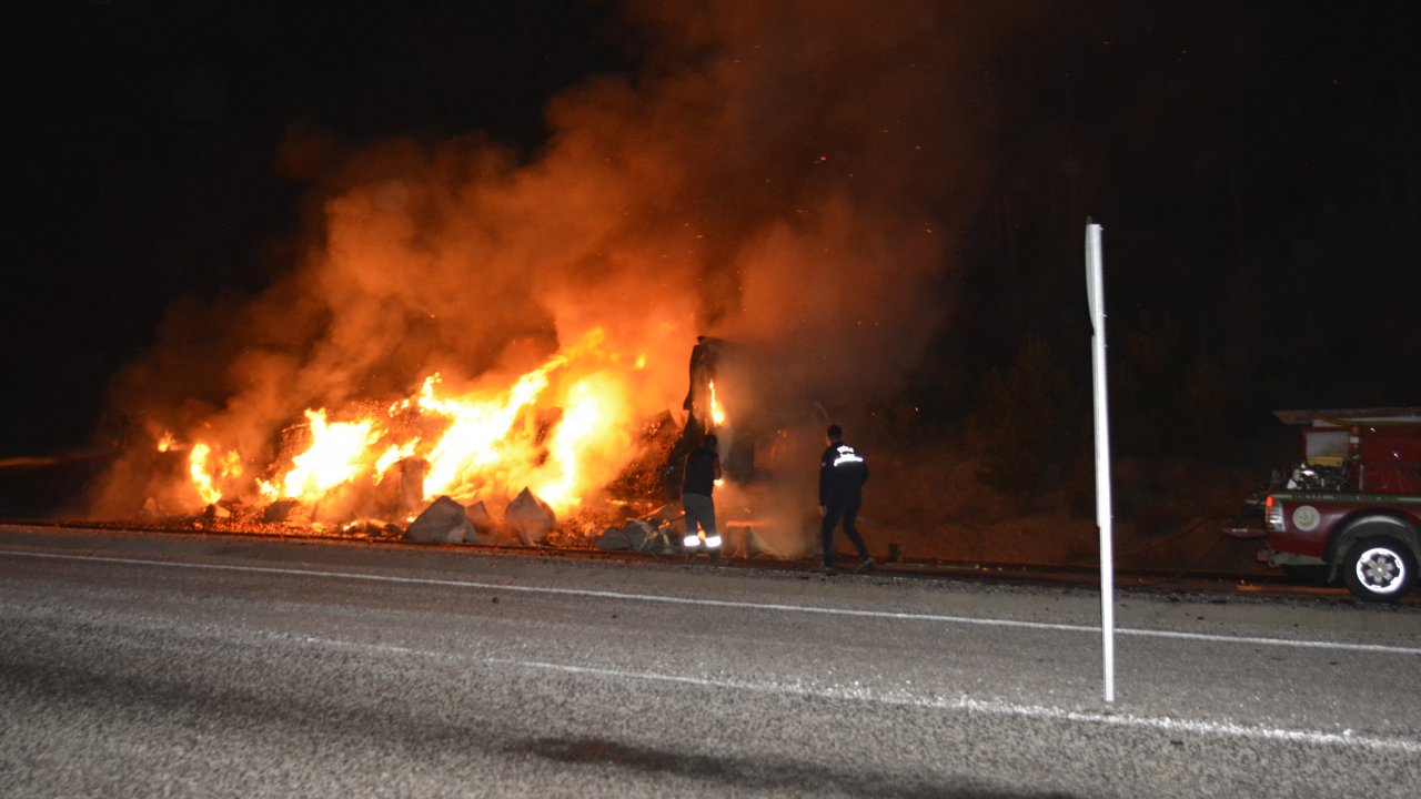 Domates yüklü tırda çıkan yangın hasara yol açtı