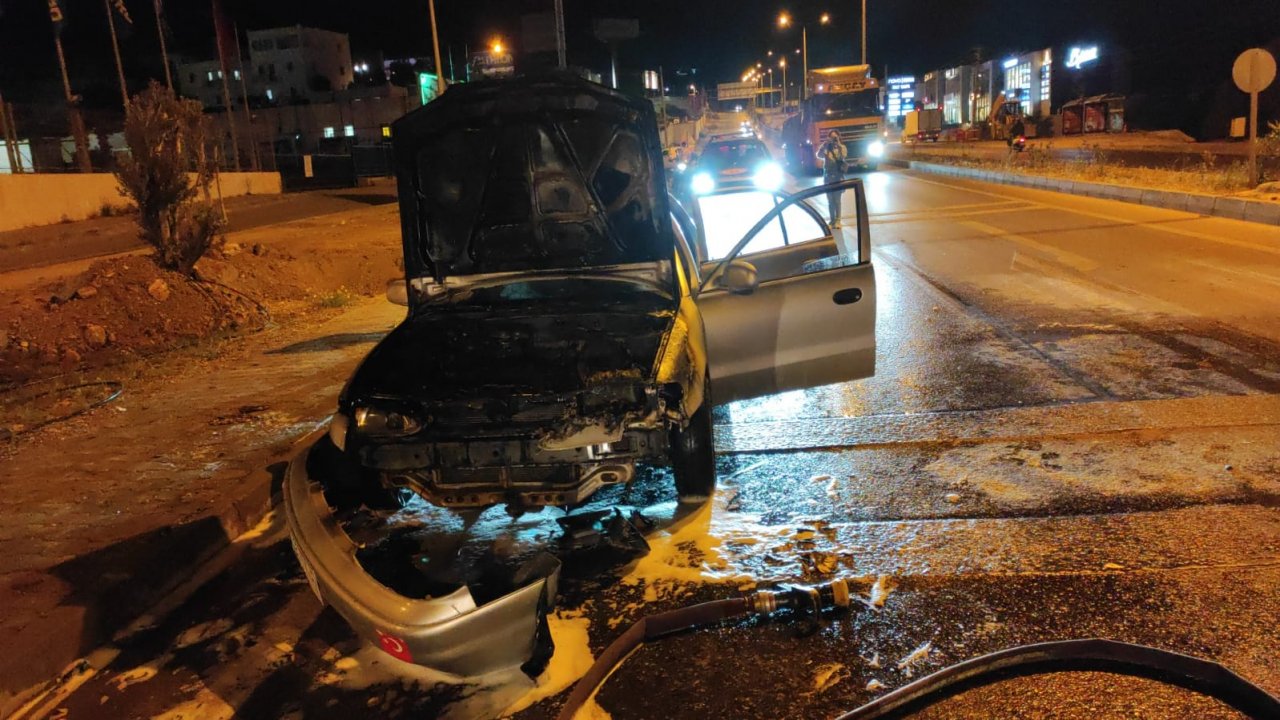 Alev alan otomobil kullanılamaz hale geldi