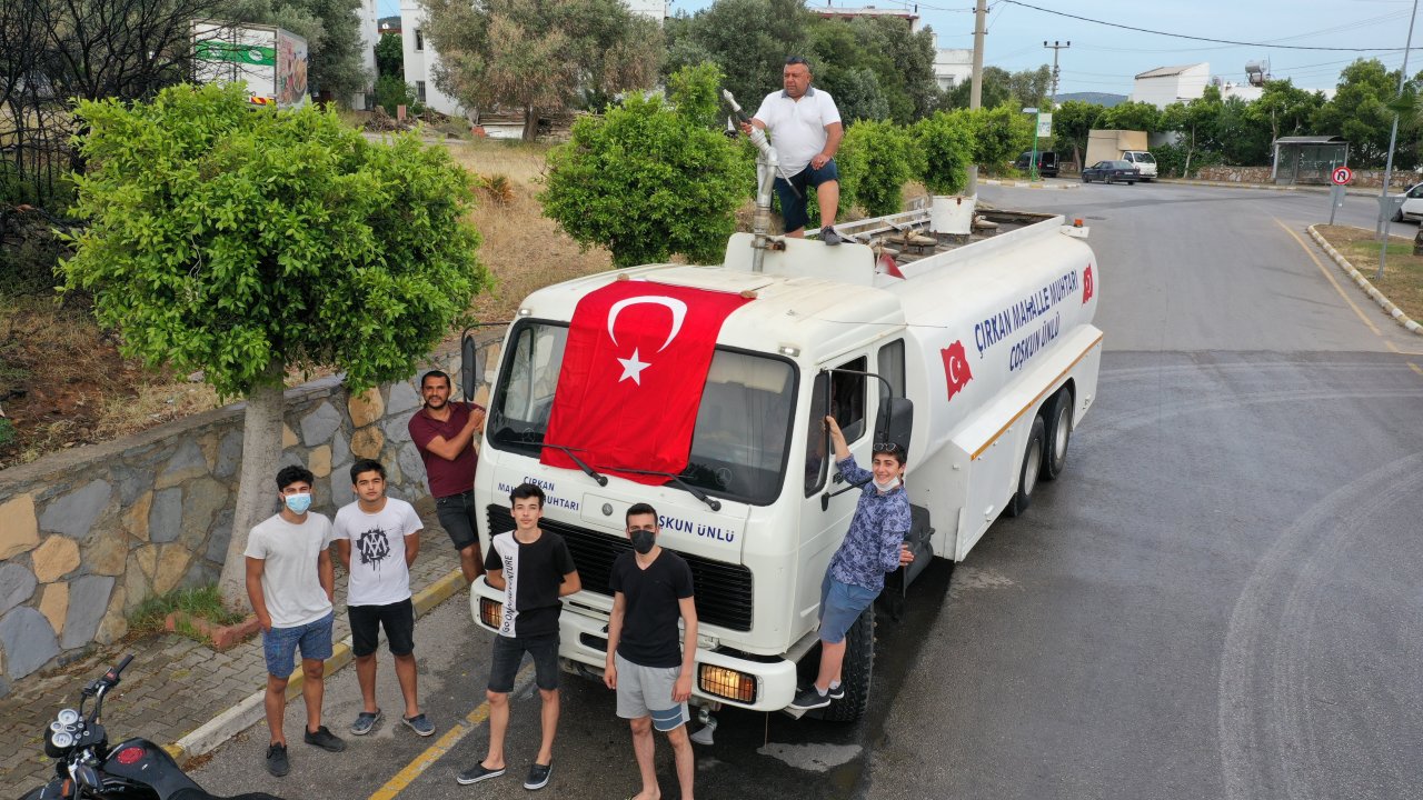 Mahallesine itfaiye ve sulama araçları kazandırdı