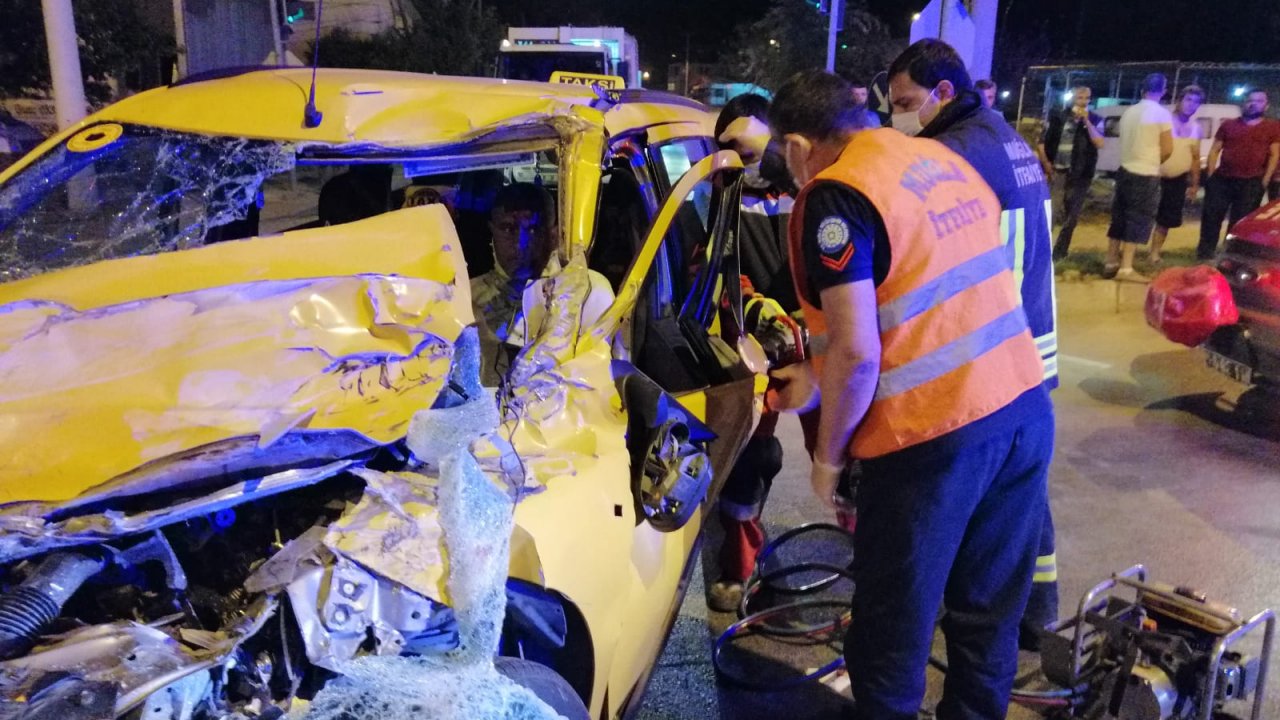 Kamyonete çarpan taksinin sürücüsü yaralandı