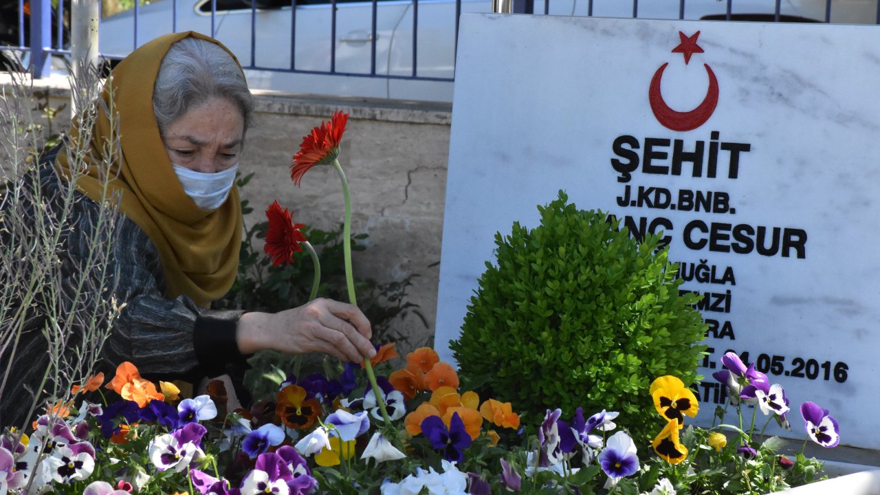 Ramazan Bayramı arifesinde şehitlik ziyaretleri yapıldı