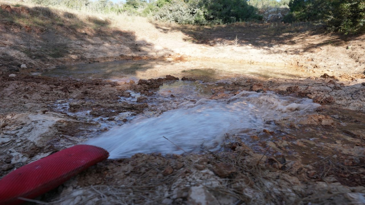 Kurumaya başlayan göletlere su takviyesi yapılıyor