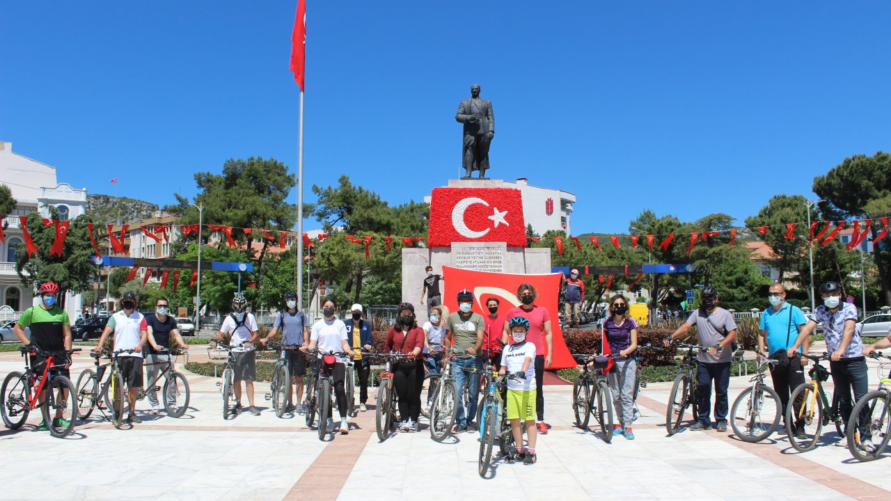 19 MAYIS İÇİN ŞEHİR TURU YAPTILAR