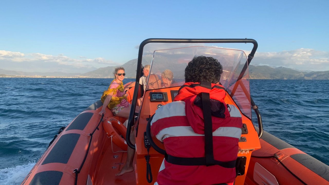 Denizde sürüklenen teknedeki 4 kişi kurtarıldı