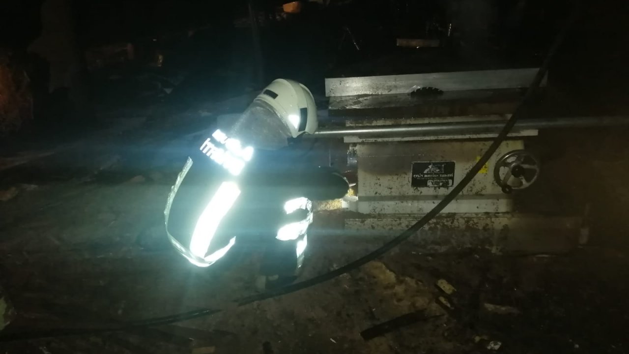 Tersanede çıkan yangın söndürüldü